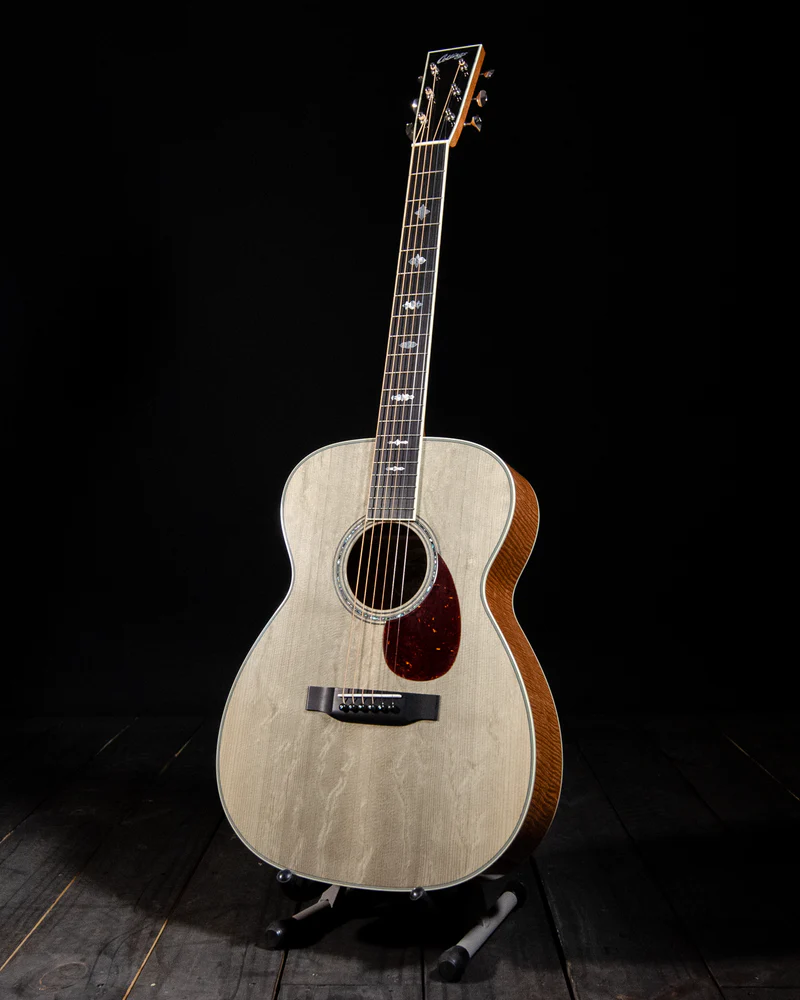 Collings OM 기타: 베어클로 시트카 가문비나무 탑(검은 배경 스튜디오 촬영)