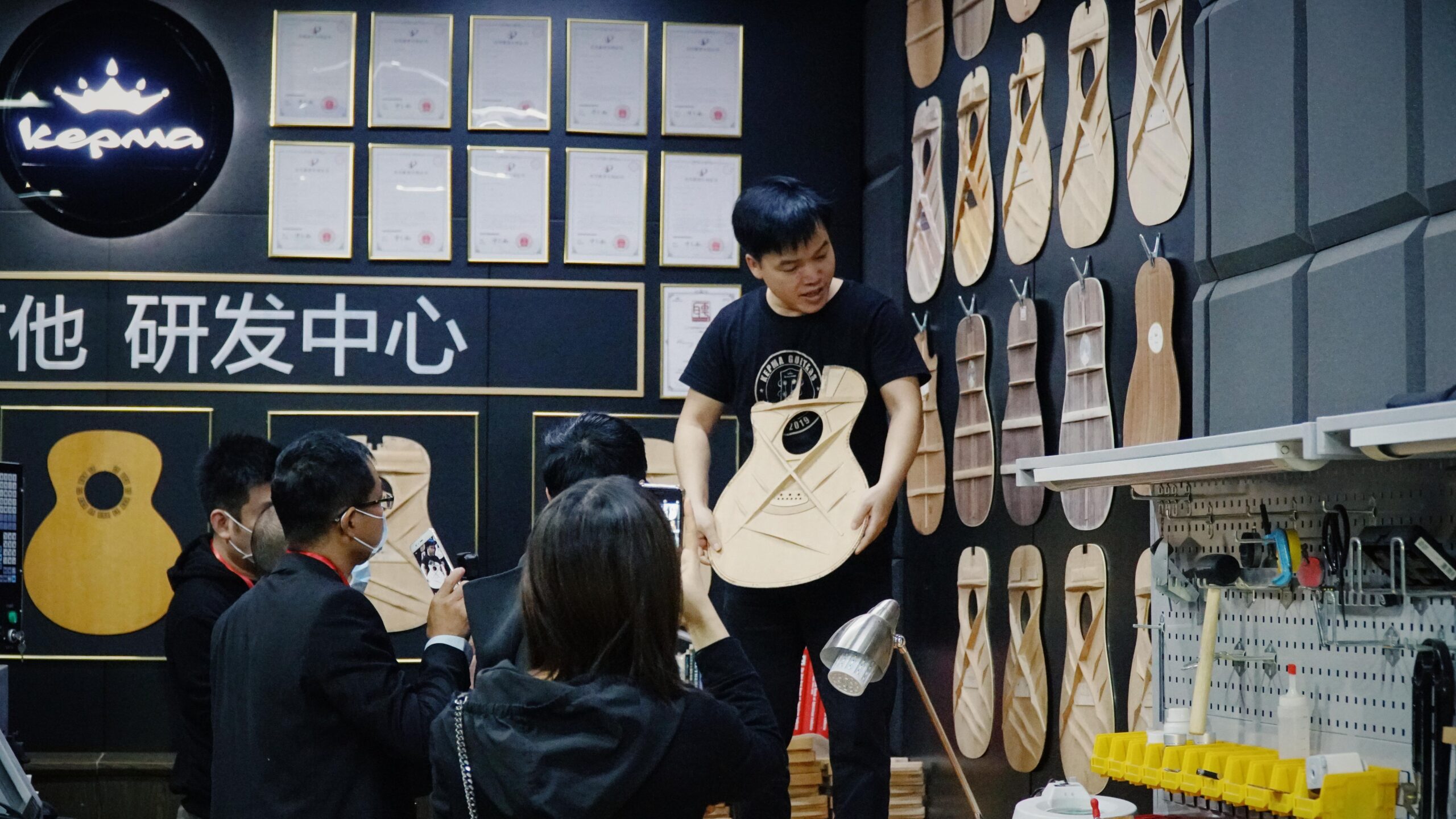 Kepma 기타와 Peng Jinhui