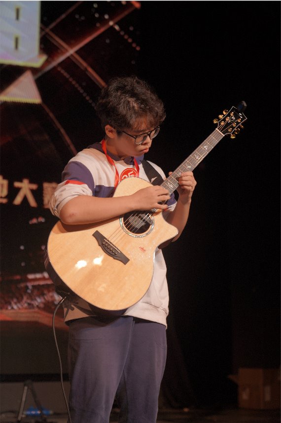 Past KEPMA Cup young contestant performing