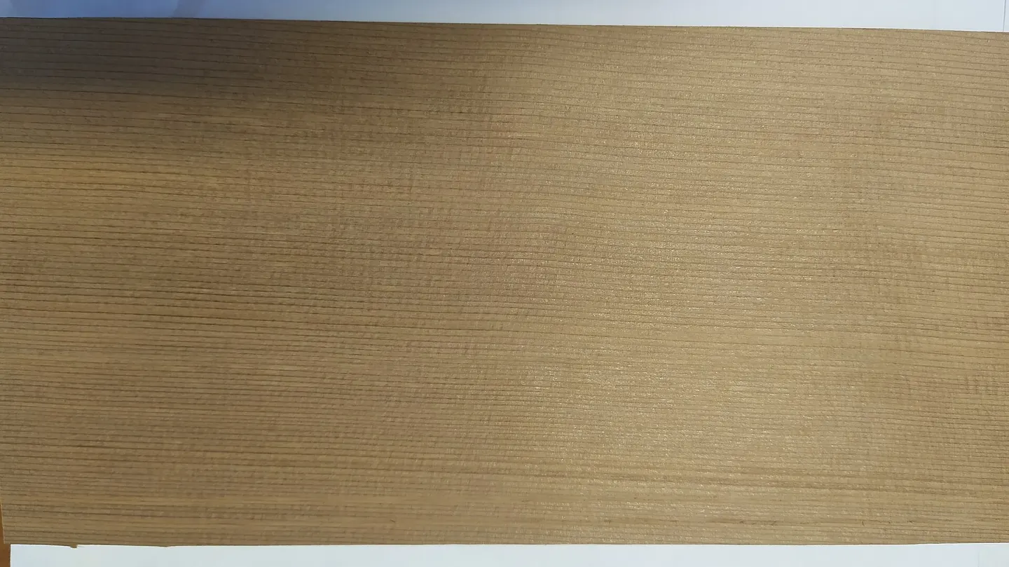 Eine radial geschnittene Holzprobe aus westlicher roter Zeder (Thuja plicata), die die Maserung zeigt, anstatt Aroma oder Ton zu messen.