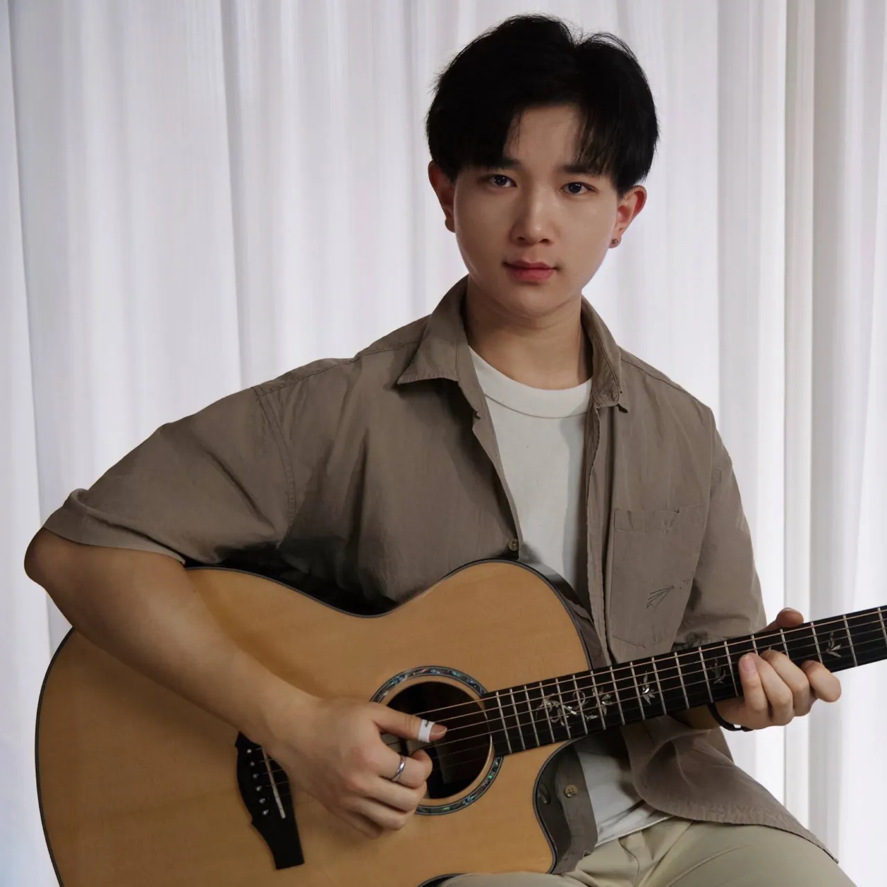 Fotografía de retrato del guitarrista Jesson Yang (Yang Jiasheng)