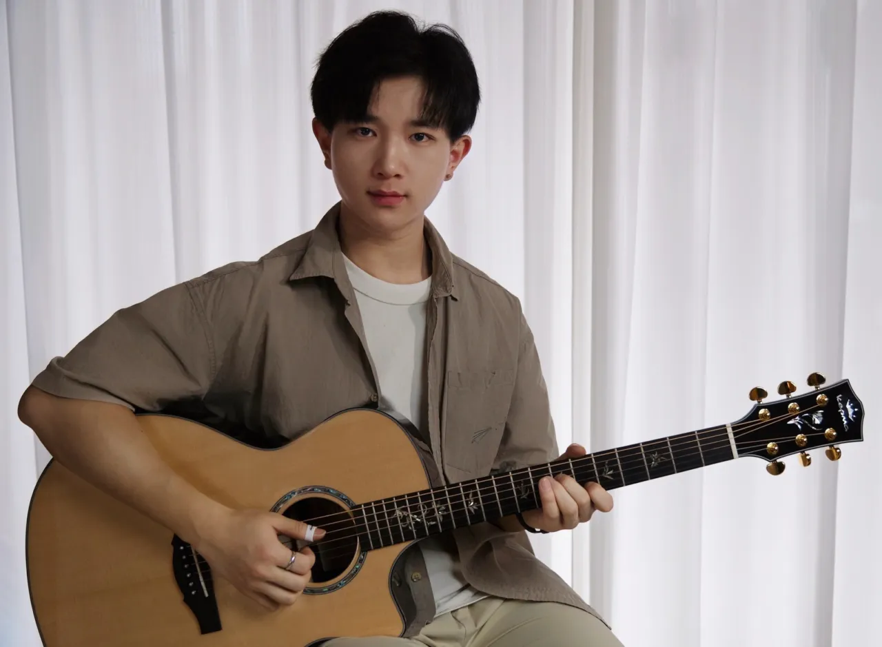 Jesson Yang con su guitarra acústica