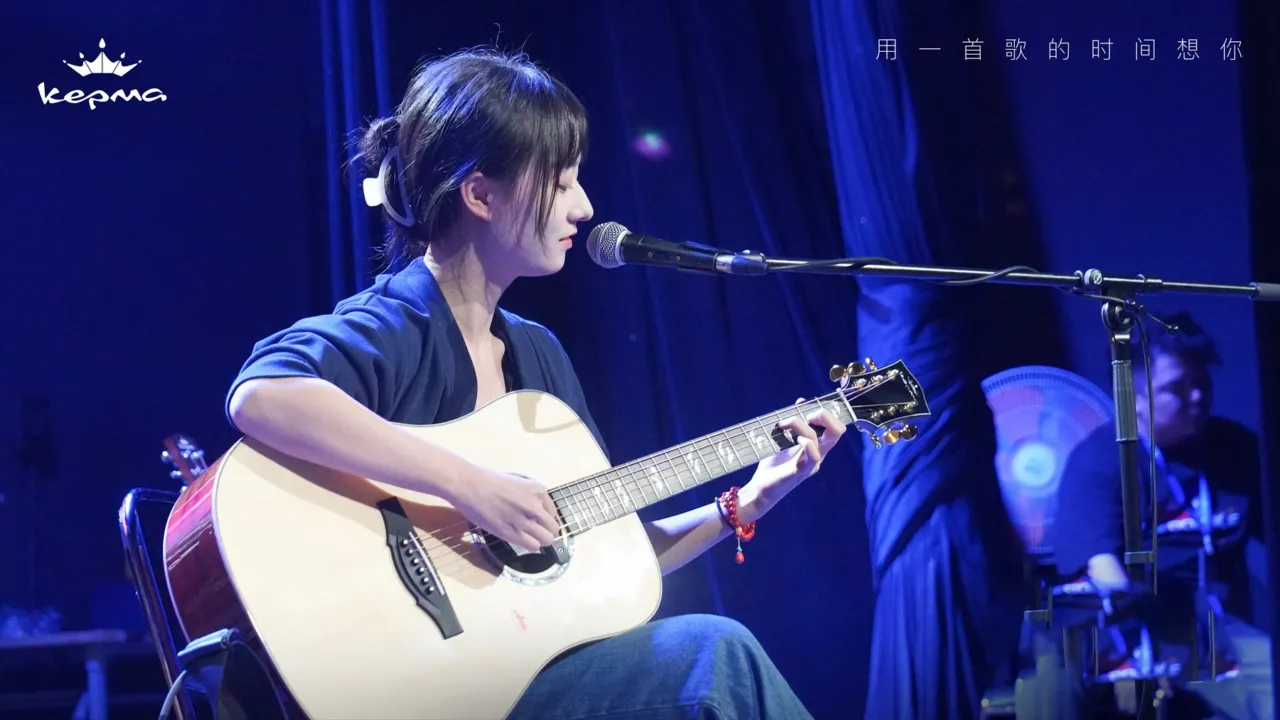 Escenario de canto con guitarra de una edición anterior