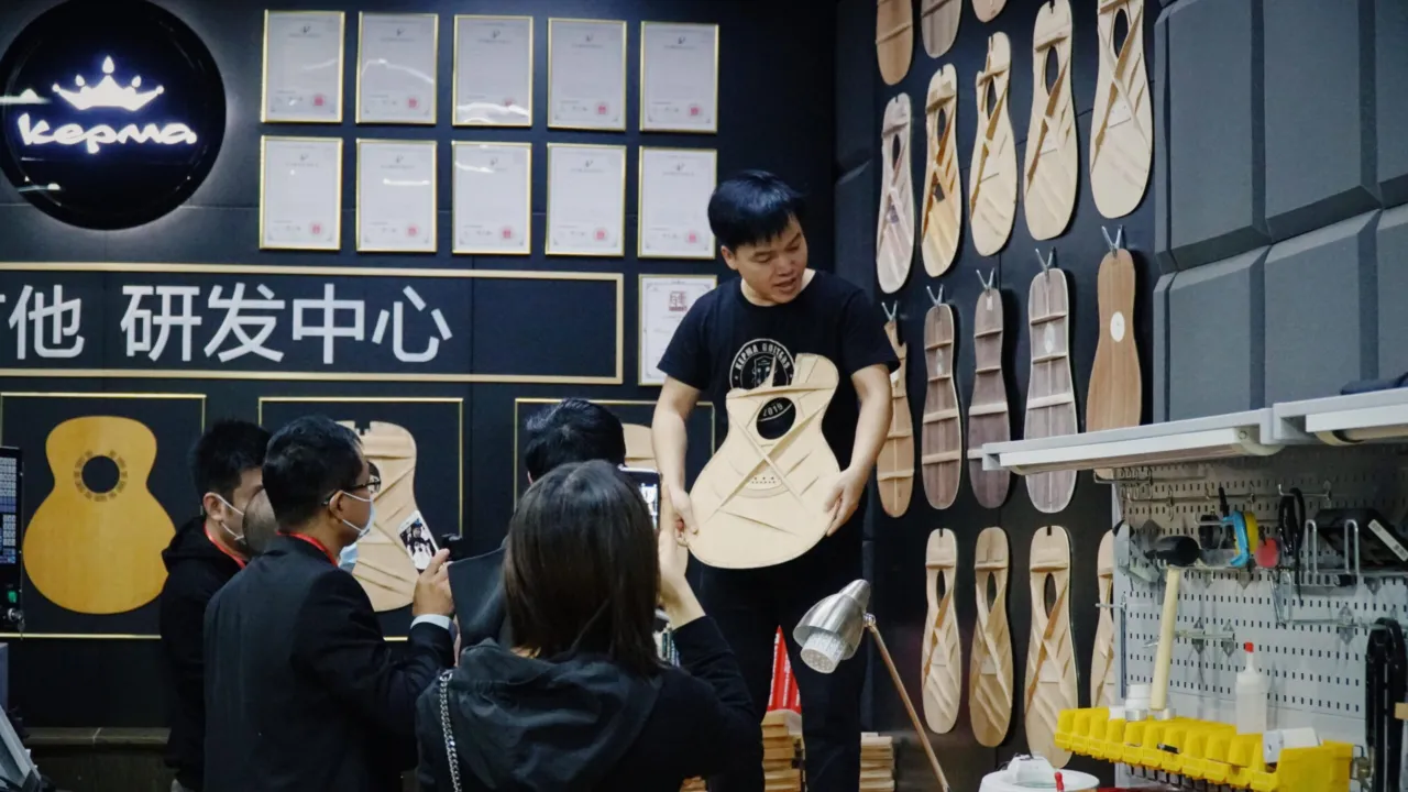 Peng Jinhui con una guitarra Kepma