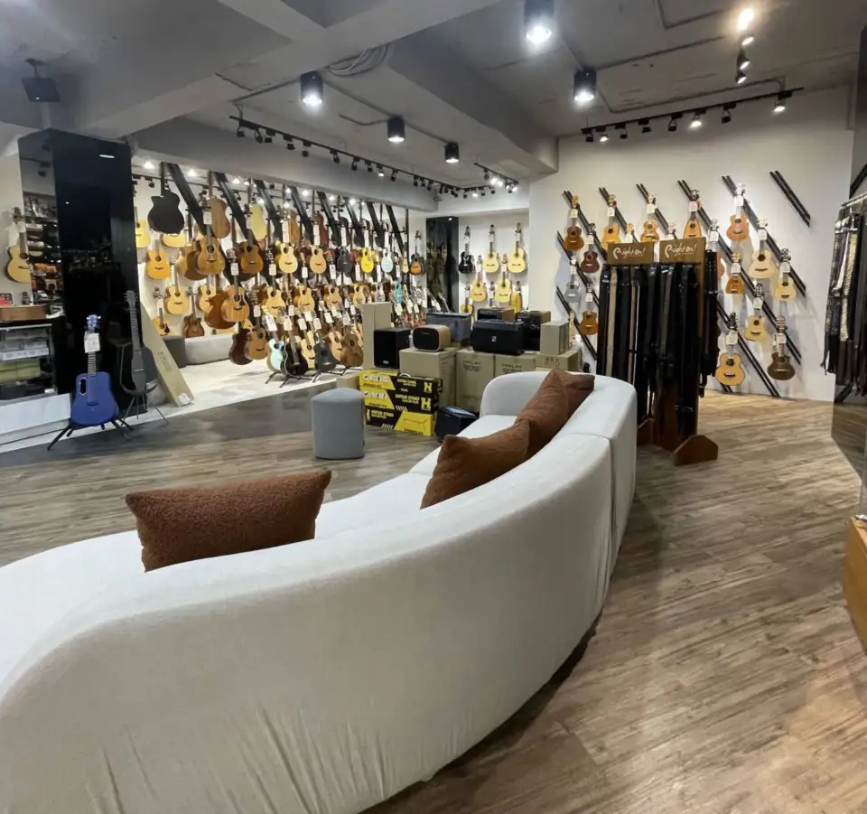 他，在旅行－吉他專門店 photos6